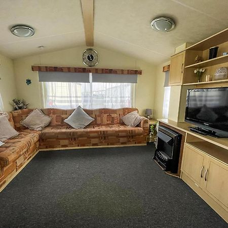 Caravan For Hire At St Osyth Beach Holiday Park In Essex Ref 28107Y แคลกตัน-ออน-ซี ภายนอก รูปภาพ