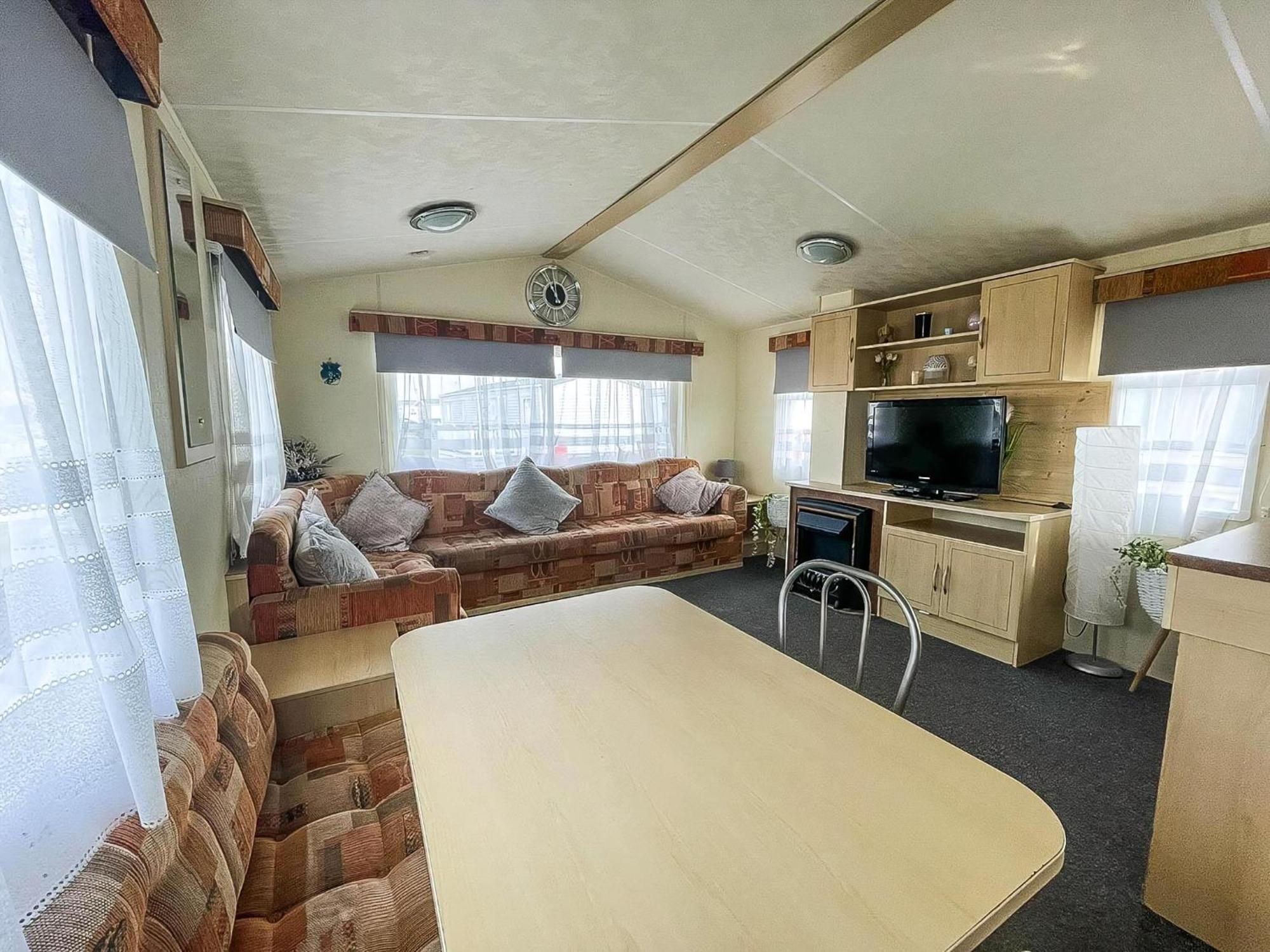 Caravan For Hire At St Osyth Beach Holiday Park In Essex Ref 28107Y แคลกตัน-ออน-ซี ภายนอก รูปภาพ