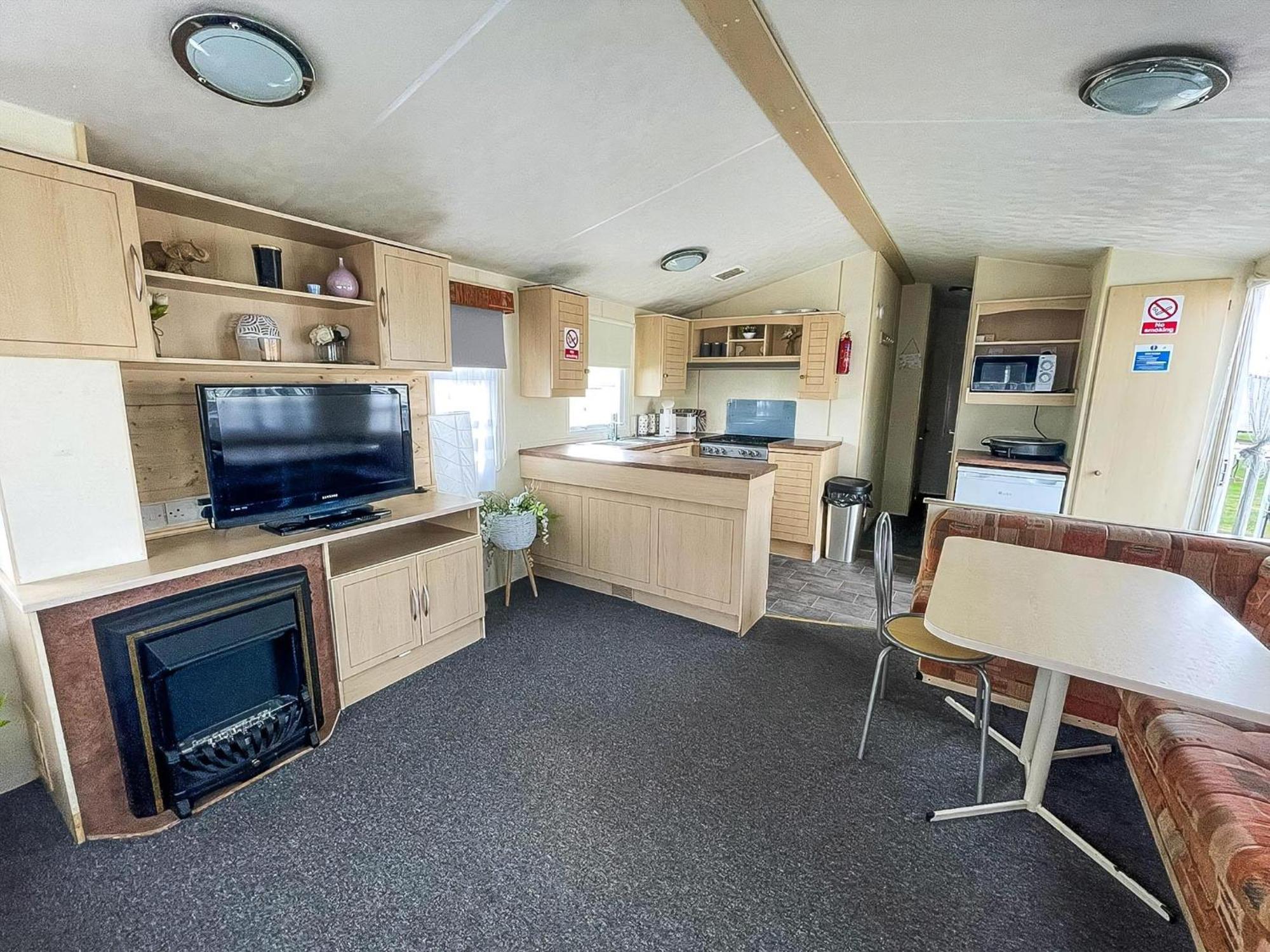 Caravan For Hire At St Osyth Beach Holiday Park In Essex Ref 28107Y แคลกตัน-ออน-ซี ภายนอก รูปภาพ